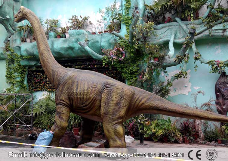 /Modelo de dinosaurio de gran tamaño realista brachiosaurus